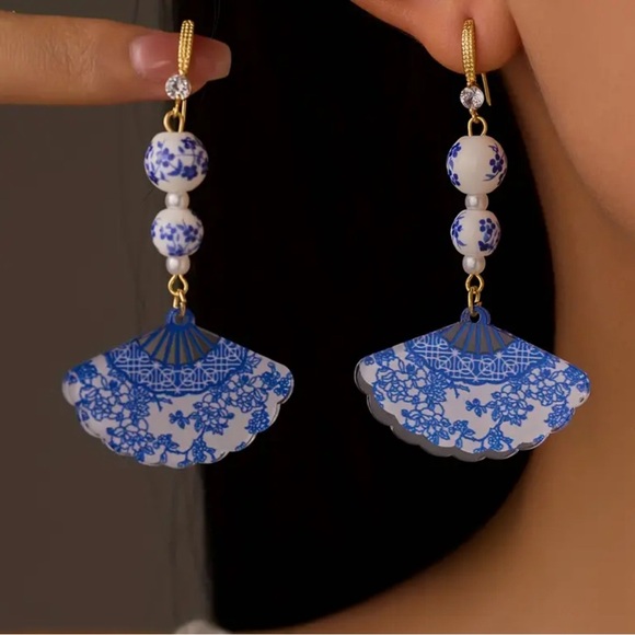 NEW Arrival - Stunning Porcelain Fan Earrings - Picture 3 of 3